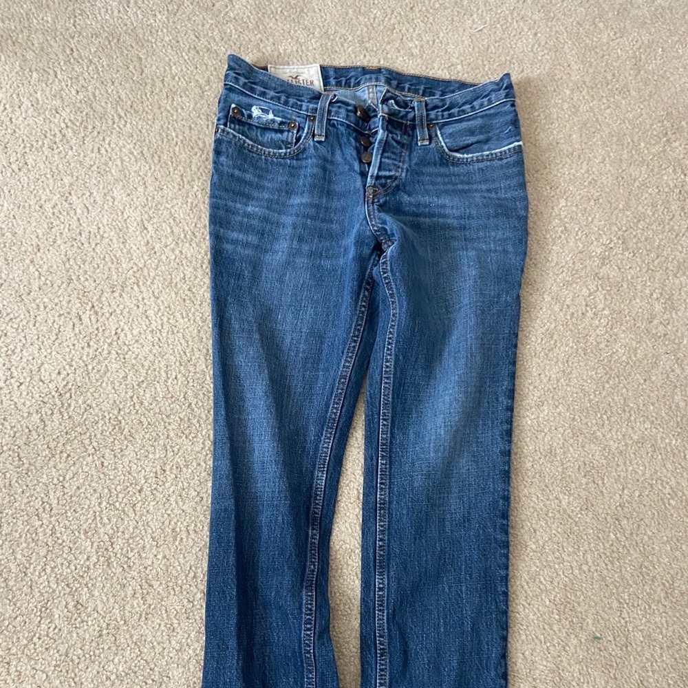28/30 distressed hollister jeans.